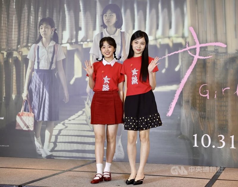 影星舒淇首部編導電影「女孩」27日在台北舉行宣傳記者會,演員白小櫻(左)、林品彤(右)出席。中央社記者王飛華攝 114年10月27日