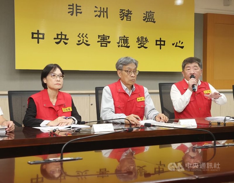 非洲豬瘟中央災害應變中心27日下午在農業部防檢署召開記者會,由行政院政務委員陳時中(右)、指揮官陳駿季部長(中)主持,防檢署署長杜麗華(左)出席說明政府防疫因應措施。中央社記者郭日曉攝 114年10月27日