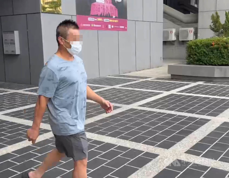 台中梧棲一處養豬場斃死豬確診為台灣首例非洲豬瘟,台中地檢署27日傳喚陳姓豬農兒子釐清案情,訊後請回。中央社記者趙麗妍攝 114年10月27日