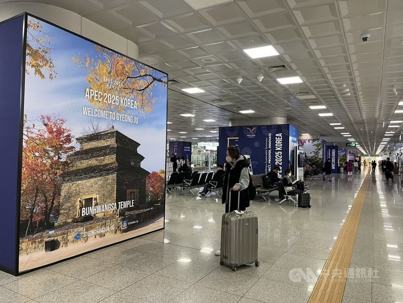 2025年亞太經濟合作會議(APEC)領袖峰會即將登場,釜山金海國際機場四處可見宣傳看板。中央社記者潘姿羽攝 114年10月28日