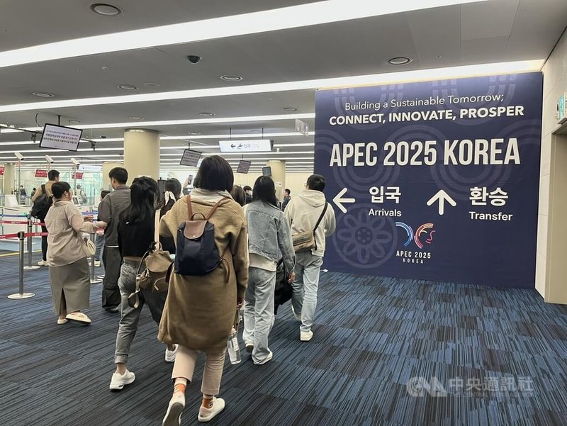 韓國釜山金海國際機場處處可見APEC相關指引,也設有資訊櫃台。中央社記者潘姿羽攝  114年10月28日