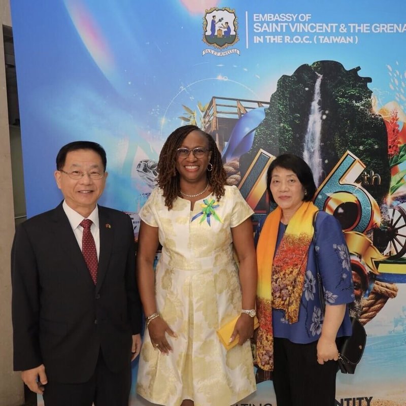 外交部常務次長葛葆萱(左1)27日偕夫人(右1)出席友邦聖文森及格瑞那丁獨立46週年慶祝活動,與聖文森及格瑞那丁駐台大使柏安卓(Andrea Bowman,左2)致賀並合影。(外交部提供)中央社記者楊堯茹傳真 114年10月28日