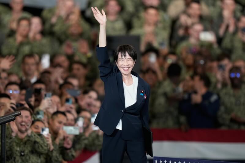日本首相高市早苗28日登上喬治華盛頓號發表演講時揮手致意。(美聯社)