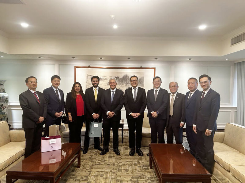 外交部政務次長陳明祺(右5)27日午宴秘魯利馬商會會長德拉托雷(Roberto De La Tore)(左5)一行,並合影。(外交部提供)中央社記者楊堯茹傳真 114年10月28日