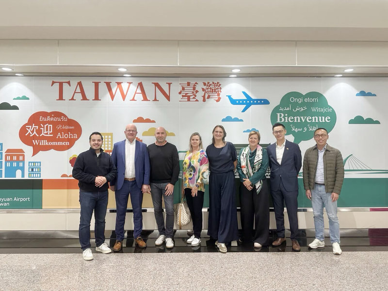 比利時聯邦眾議院外交委員會主席暨國會友台小組共同主席范荷芙(Els Van Hoof)(右3)26日至31日率團訪台,外交部歐洲司專門委員陳俊華(右2)接機致意。(外交部提供)中央社記者楊堯茹傳真 114年10月28日