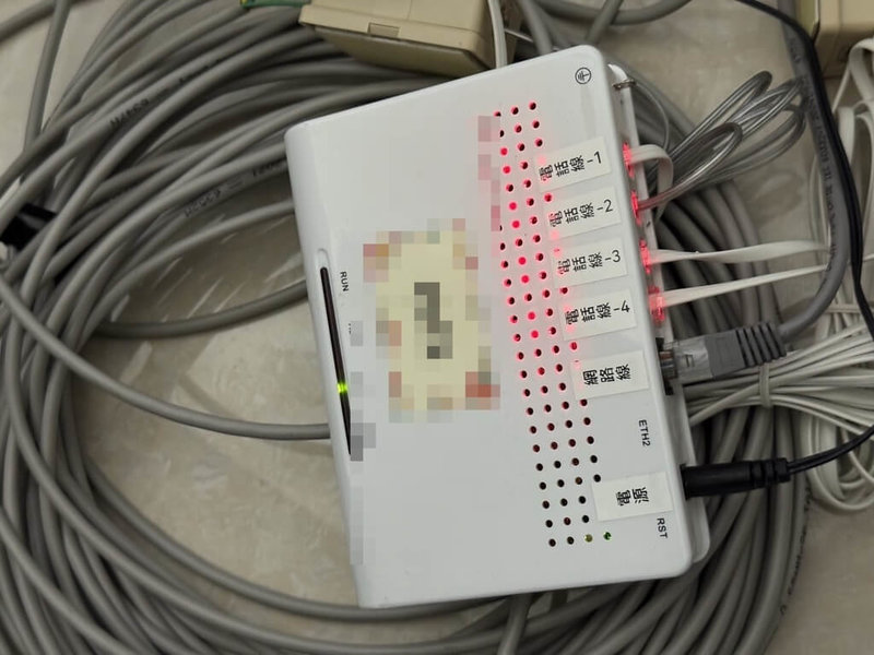 金門檢警破獲金門首件電話門號轉接機房詐騙案件,金門地檢署28日表示,全案偵查終結,依詐欺等罪起訴涉案覃姓男子並求刑6年。圖為此案扣案節費系統。(金門縣警察局提供)中央社記者吳玟嶸傳真 114年10月28日