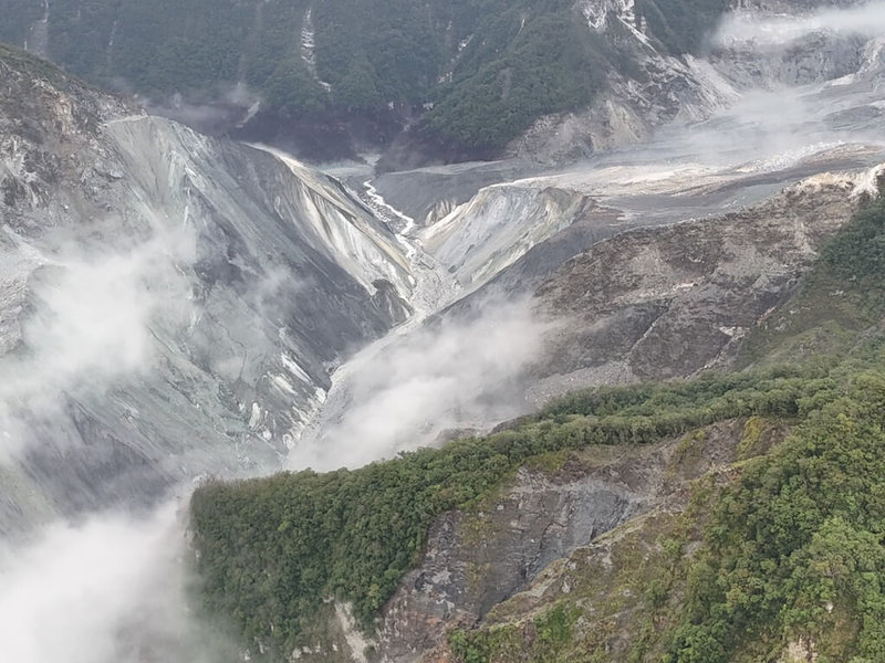 林保署表示,馬太鞍溪堰塞湖水位高程1019.6公尺,湖區面積12.6公頃,蓄水量為149.8萬噸,溢流破壞後至今水位高程已下降119.4公尺。自10月1日至28日水位無明顯變化,蓄水量降至溢流前的1.6%。(林業及自然保育署花蓮分署提供)中央社記者李先鳳傳真 114年10月28日
