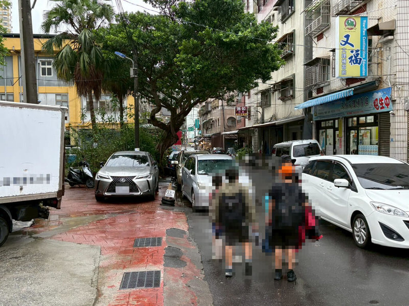 基隆市政府工務處啟動「八斗國小通學步道改善工程」,將於11月3日開工,預計民國115年4月完工後,可有效改善人車混行情形,提升通行安全與舒適度。圖為八斗國小周邊道路。(讀者提供)中央社記者王朝鈺傳真 114年10月28日
