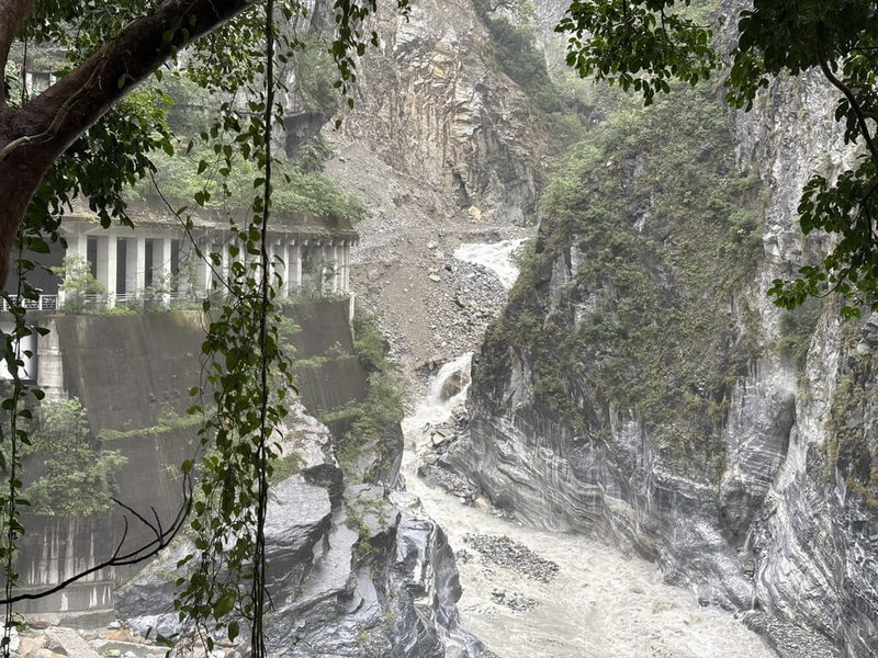 花蓮燕子口堰塞湖因壩體持續降挖,加上上游持續降雨,導致壩體原滲流處水量擴大並進一步沖刷壩體,可能造成壩體破壞或潰決,引發立霧溪下游水位抬升,農業部林業及自然保育署已發布通報單及CBS(災防告警細胞廣播服務)簡訊,通知下游河道淨空。(林業及自然保育署花蓮分署提供)中央社記者李先鳳傳真 114年10月28日
