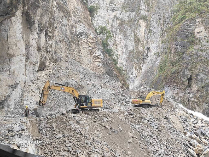 為加速降低燕子口堰塞湖水位與蓄水量,持續降挖壩體擴大引流,林保署增派2台500噸級大型挖土機進場將深槽線擴挖。(林業及自然保育署花蓮分署提供)中央社記者李先鳳傳真 114年10月28日