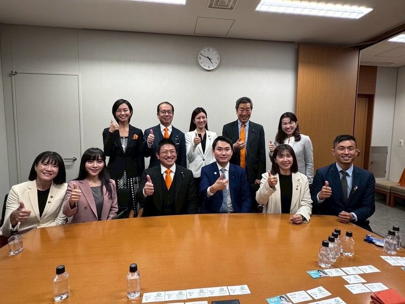 民進黨青年局長陳冠廷(前排右3)28日率團拜會日本新興政黨「參政黨」。(陳冠廷辦公室提供)中央社記者葉素萍傳真 114年10月28日