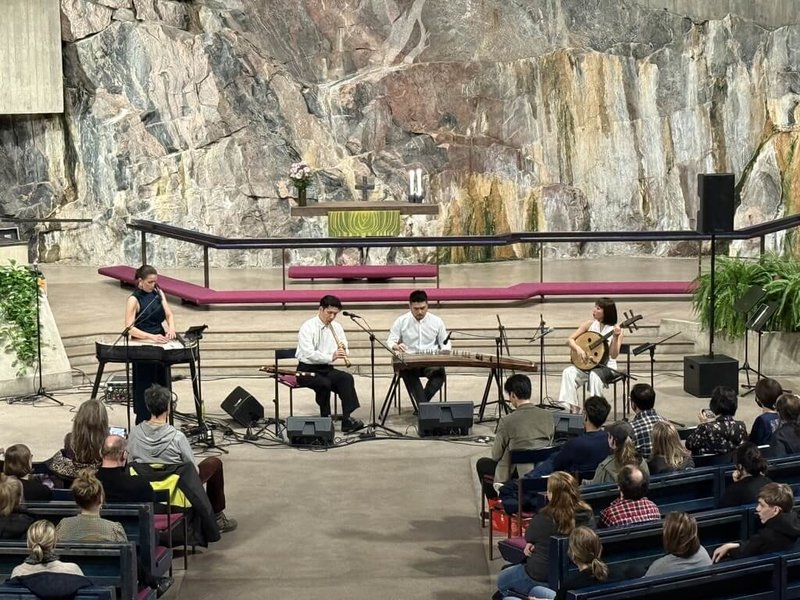 世界音樂博覽會(WOMEX)之後,國樂團「三個人」27日與芬蘭岡德雷琴(kantele)音樂家艾琳娜(Ida Elina,左)於赫爾辛基的地標性建築「岩石教堂」共同演出,展現台灣音樂跨越國界、文化共鳴的可能性。(三個人團隊提供)中央社記者辜泳秝傳真 114年10月28日