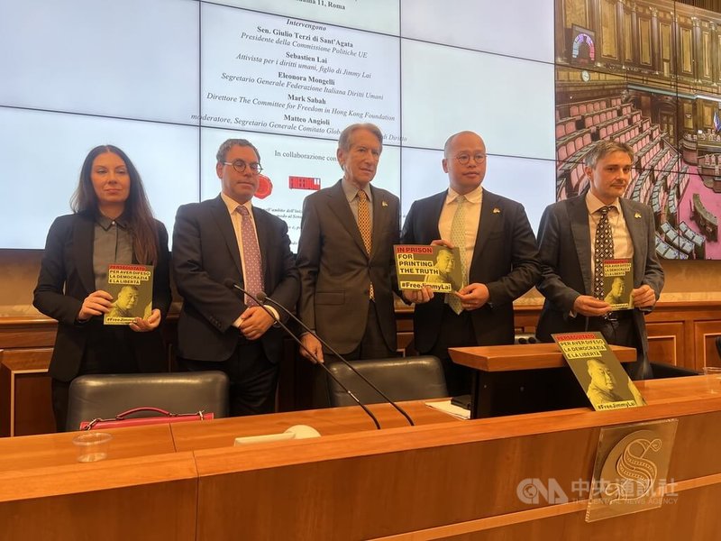 義大利參議員特爾吉(中)27日邀請香港媒體大亨黎智英之子黎崇恩在參議院內舉行記者會,呼籲中國政府釋放黎智英。中央社記者黃雅詩羅馬攝 114年10月28日