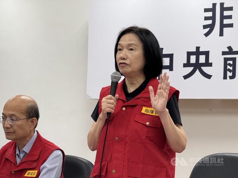 台中非洲豬瘟案場清消後,2區域仍驗出病毒DNA,農業部次長杜文珍(右)28日說,病毒對環境抵抗力強,消毒後還有病毒表示清消不夠徹底;台中市政府要再加強環境清潔、消毒,環境管制也很重要,人員千萬不要再隨意進出。中央社記者蕭博陽台中攝 114年10月28日