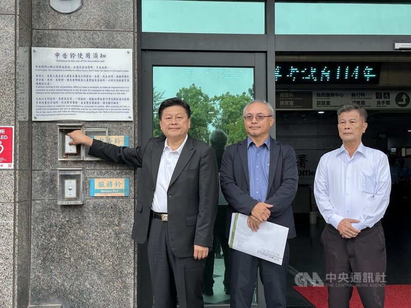 國民黨立委傅崐萁(左)等27日舉辦馬太鞍溪堰塞湖災後座談會,議長張峻到場踹桌,指替被擋在場外民眾出氣。傅崐萁在律師許正次(中)、國民黨花蓮縣黨部主委盧新榮(右)等人陪同下,28日到地檢控告張峻妨害公務等6罪。中央社記者李先鳳攝 114年10月28日