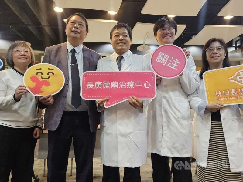 長庚醫院在國科會微生物相計畫支持下,結合臨床與分子檢測技術,率先推出台灣腸道微菌叢全基因分析,協助醫師預測大腸癌、帕金森氏症等風險,開啟腸道精準醫療新時代。中央社記者陳婕翎攝 114年10月28日
