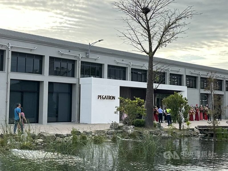 和碩聯合科技（Pegatron）28日在高雄舉辦「亞灣數位轉型研訓基地」開幕典禮，基地位於亞灣棧五庫，這也是和碩台灣第2座研發中心。中央社記者林巧璉攝　114年10月28日