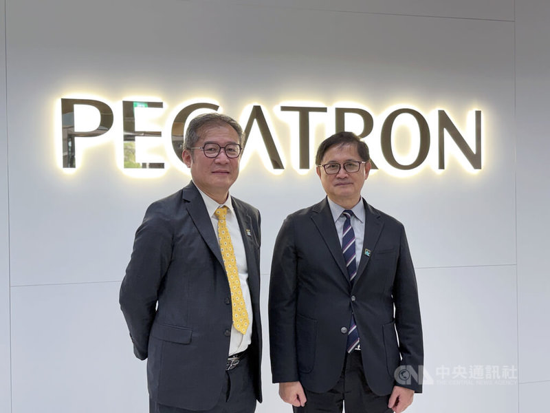 代工廠和碩28日宣布在高雄亞灣設立台灣第2座研發中心,將作為人才培訓基地,支援台商布局南亞和東南亞製造。圖為和碩共同執行長鄭光志(左)、和碩董事長童子賢(右)。中央社記者吳家豪高雄攝 114年10月28日