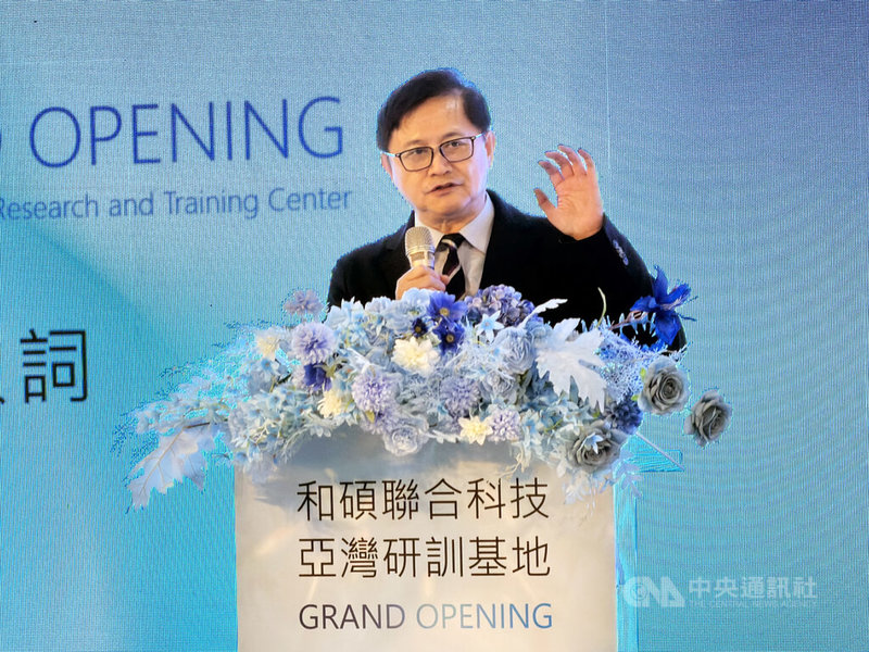 代工廠和碩28日宣布在高雄設立台灣第2座研發中心,和碩董事長童子賢(圖)表示,近年台商南向布局,支援南亞與東南亞製造基地的最好地點就是高雄。中央社記者吳家豪高雄攝 114年10月28日