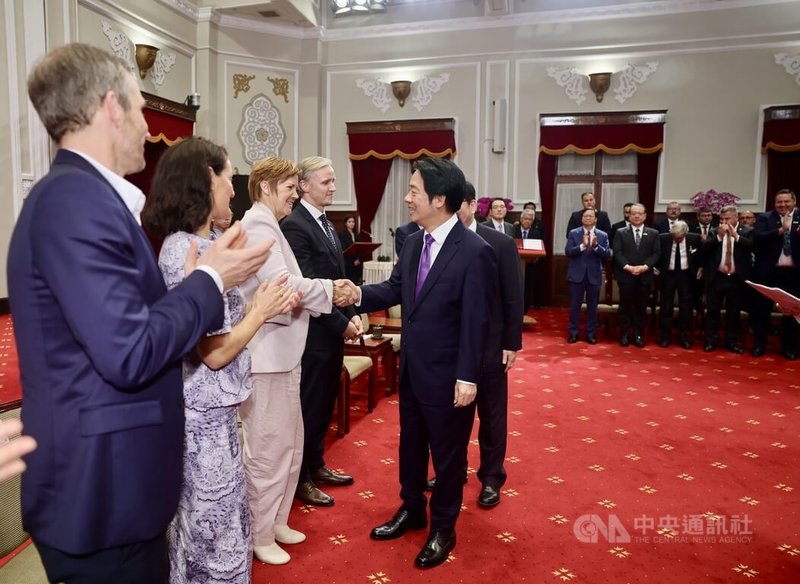 總統賴清德(前右)28日下午在總統府接見「福爾摩沙俱樂部年會」暨「台歐海底電纜安全合作論壇」與會歐洲外賓,逐一握手致意。中央社記者王飛華攝 114年10月28日