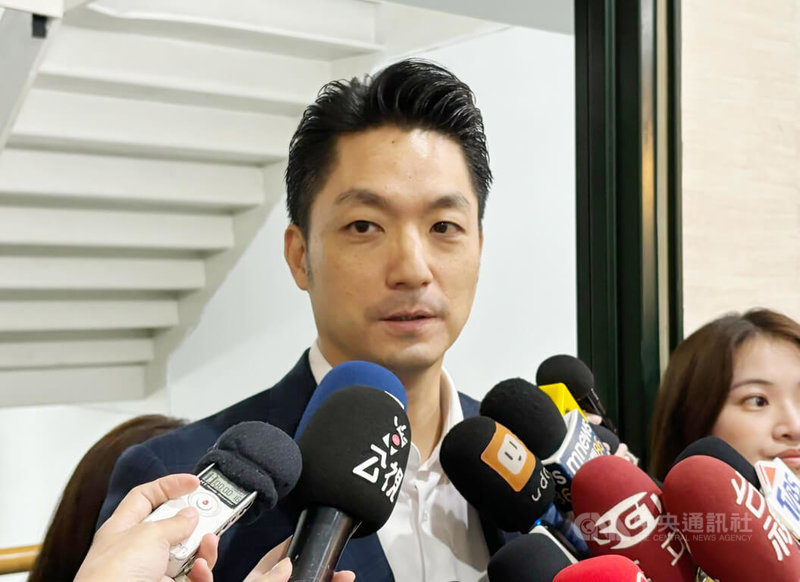 台北市議會藍、綠議員分別提案要求市府研議普發現金,財政局28日報告稱目前無普發現金條件。對此,台北市長蔣萬安(左)下午主持台北市政府維護公共安全督導會報前被媒體堵訪時表示,這是衡量整體財政狀況的結論,將持續跟議會溝通。中央社記者陳昱婷攝 114年10月28日