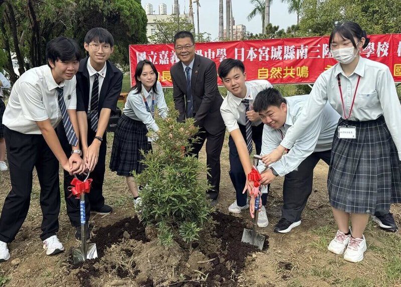 嘉義高中與日本宮城縣南三陸高校交流多年,南三陸高校得知嘉中校園7月受風災影響,發起募款。嘉中28日和來訪的南三陸師生舉行植樹活動,象徵跨國情誼萌芽。(嘉中提供)中央社記者黃國芳傳真 114年10月28日