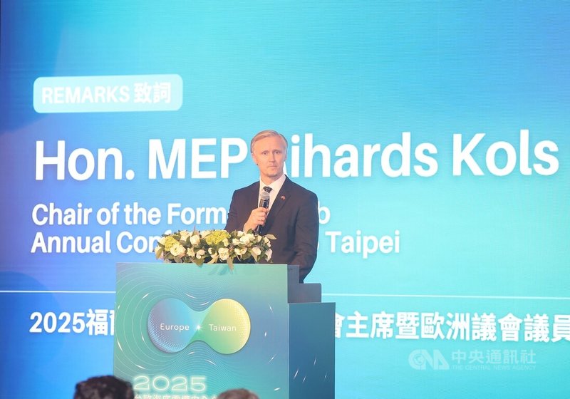 2025台歐海底電纜安全合作論壇28日上午在台北登場,福爾摩沙俱樂部台北年會主席暨歐洲議會外交委員會議員柯理和(Rihards Kols)上台致詞。中央社記者郭日曉攝 114年10月28日