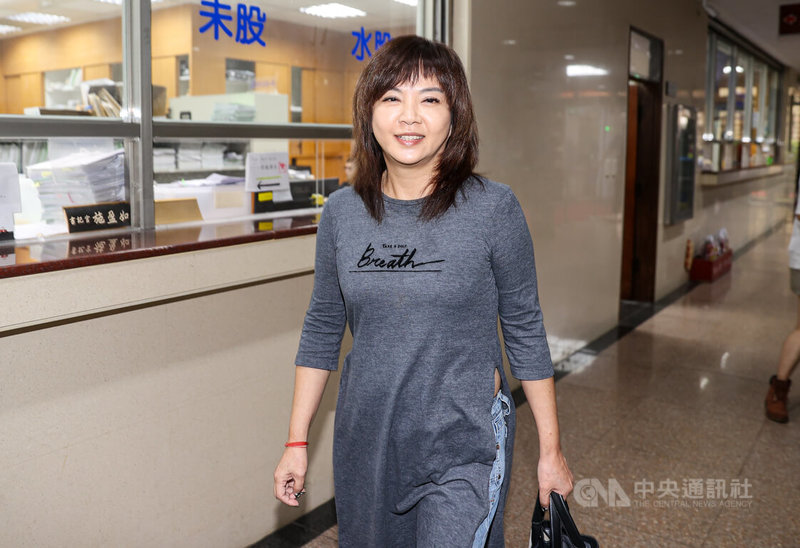 台北地方法院審理京華城及柯文哲政治獻金案,28日以證人身分傳喚尼奧、時樂公司負責人戴利玲(圖)出庭,戴利玲應訊後離開北院。中央社記者鄭清元攝 114年10月28日