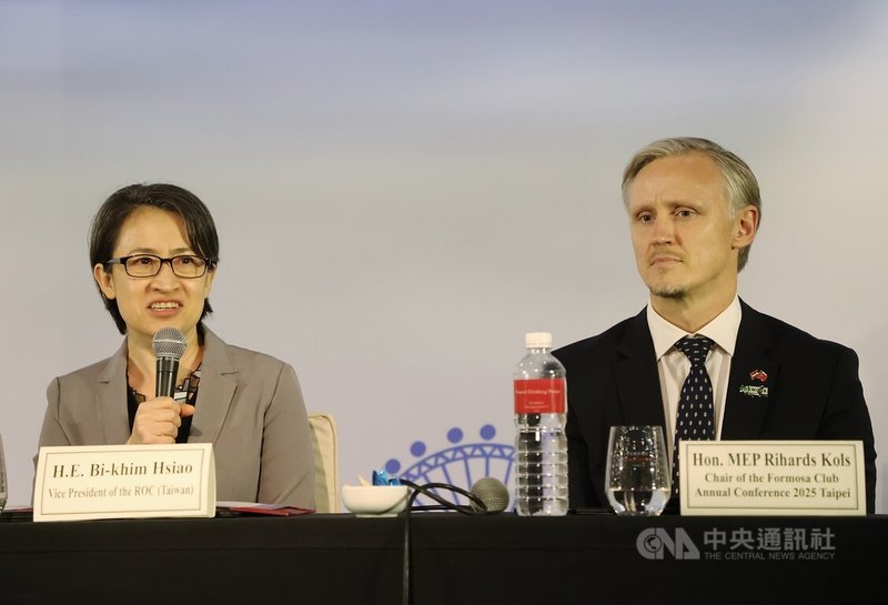 副總統蕭美琴(左)28日下午出席「2025福爾摩沙俱樂部台北年會國際記者會」,與2025福爾摩沙俱樂部台北年會主席暨歐洲議會議員柯理和(Rihards Kols)(右)分別致詞。中央社記者郭日曉攝 114年10月28日
