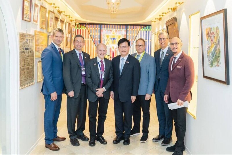 美國以色列公共事務委員會（AIPAC）組200人訪團首度訪台，外交部長林佳龍（中）與AIPAC會長卡明斯基（Bernard Kaminetsky，左3）、董事會主席圖卿（Michael Tuchin，左2）、執行長布朗特（Elliot Brandt，另譯：布蘭特，左1）等合影。（外交部提供）中央社記者楊堯茹傳真　114年10月28日