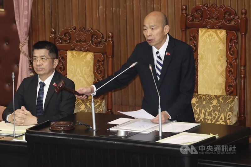 立法院28日院會三讀通過道路交通管理處罰條例部分條文修正草案,立法院長韓國瑜(右)敲槌三讀通過。中央社記者吳家昇攝 114年10月28日
