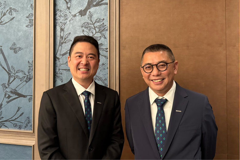 泓德能源28日舉行媒體交流會,總經理周仕昌(右)表示,日本與澳洲儲能案場將於今年底商轉,隨著海外項目陸續完工,預期2027年海外營收將占集團總營收逾55%。(泓德能源提供)中央社記者張建中傳真 114年10月28日
