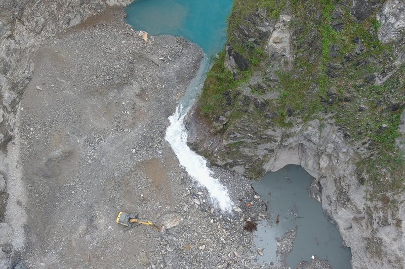 為持續降挖燕子口堰塞湖體並擴大引流,林保署增派2台500噸級大型挖土機進場將深槽線擴挖,整體通洪斷面由原本的4平方公尺擴大為20平方公尺。(林業及自然保育署花蓮分署提供)中央社記者李先鳳傳真 114年10月28日