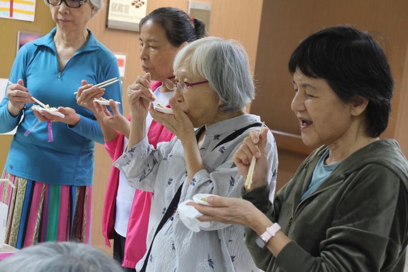 伊甸基金會28日辦「頤養好食-料理出家的味道」記者會由專業主廚現場示範如何在家做出營養、美味餐點,大龍老人住宅長輩代表受邀參與試吃,共同呼籲關注多元餐飲需求議題。(伊甸基金會提供) 中央社記者陳婕翎傳真 114年10月28日