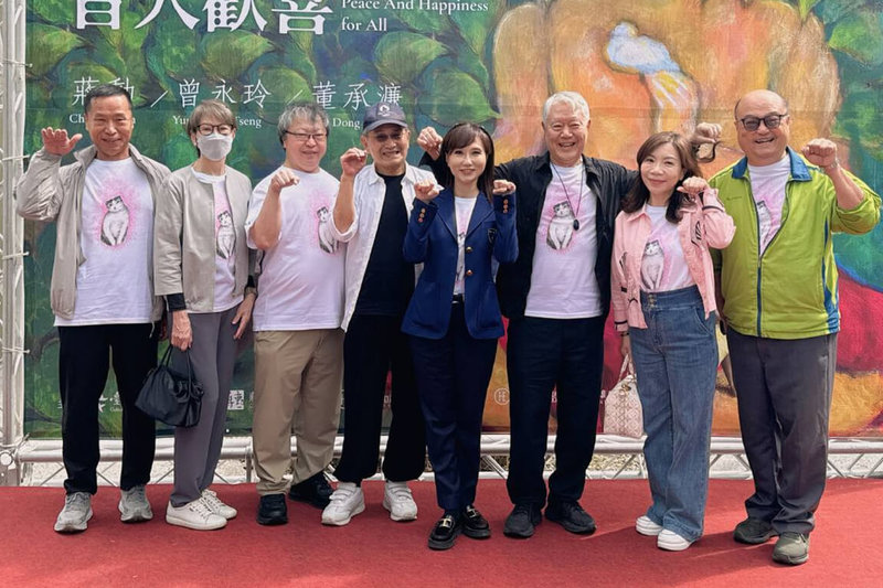 台南水交社文化園區內的和通蔣勳書房推出「眾生平安-皆大歡喜」展覽,以「平安」與「喜悅」為核心主題,28日盛大開幕,文化界重量級人物蔣勳(右3)與林懷民(左4)等人出席。(台南市政府提供)中央社記者楊思瑞台南傳真 114年10月28日