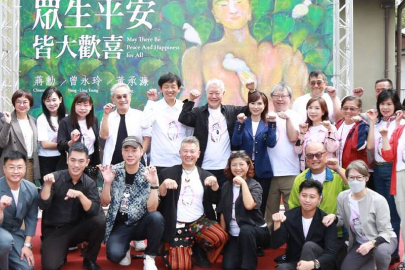 台南水交社文化園區內的和通蔣勳書房推出「眾生平安-皆大歡喜」展覽,28日開幕,作家蔣勳(後左6)、雲門舞集創辦人林懷民(後左4)出席。(台南市政府提供)中央社記者楊思瑞台南傳真 114年10月28日