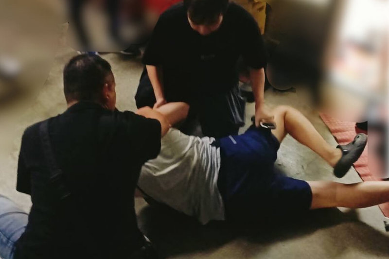 台南市安南區一間銀樓27日下午遭一名男子闖入搶走黃金飾品一批,警方循線於當天晚間逮捕嫌疑人黃姓男子,依強盜罪嫌送辦。(讀者提供)中央社記者楊思瑞台南傳真 114年10月28日