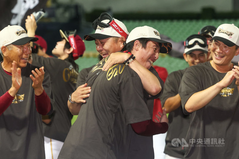 中華職棒樂天桃猿27日奪下樂天企業接手以來首冠,領軍過球隊的首席教練曾豪駒(中左)賽後與球員成晉(中右)擁抱慶祝,他賽後受訪時表示,雖然之前不斷失敗,但終於挑戰成功,「人就是不斷從失敗中慢慢去學習」。中央社記者王騰毅攝 114年10月28日