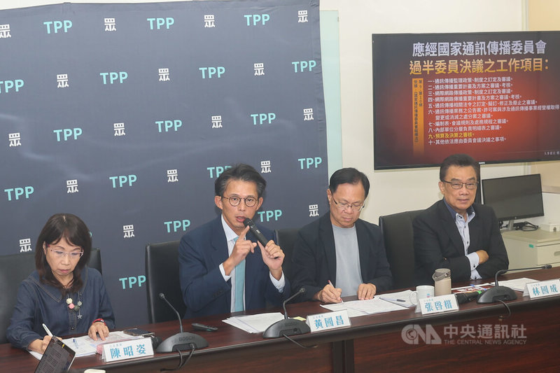 台灣民眾黨立法院黨團28日上午在立法院舉行「人事延宕、機關癱瘓,誰之過?」記者會,黨團總召黃國昌(左2)、副總召張啓楷(右2)、幹事長陳昭姿(左)、立法委員林國成(右)出席。中央社記者吳家昇攝 114年10月28日