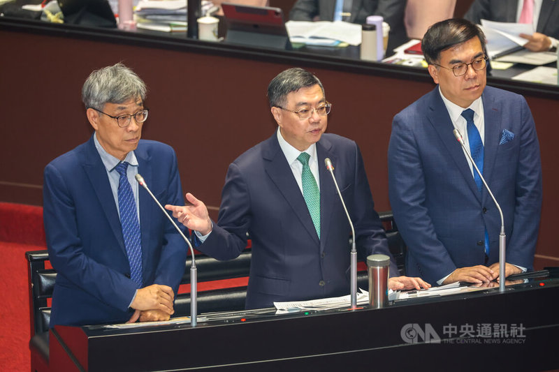 立法院會28日繼續進行施政總質詢。農業部長陳駿季(左)表示,目前台中市提供的疫調資訊還有非常多必須釐清的事,中央應變中心、前進應變所的會議中,都一再要求台中市政府要將相關疫調補強、補充的部分要盡快提供。圖中為行政院長卓榮泰、右為環境部長彭啓明。中央社記者吳家昇攝 114年10月28日