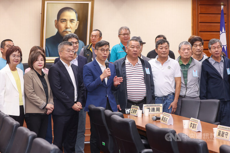 台中市靠海的梧棲區一處養豬場爆發非洲豬瘟疫情,中華民國養豬協會28日拜會民進黨立法院黨團,理事長潘連周(前右4)與民進黨立委鍾佳濱(前左4)、蔡其昌(前左3)等人合影。中央社記者吳家昇攝 114年10月28日