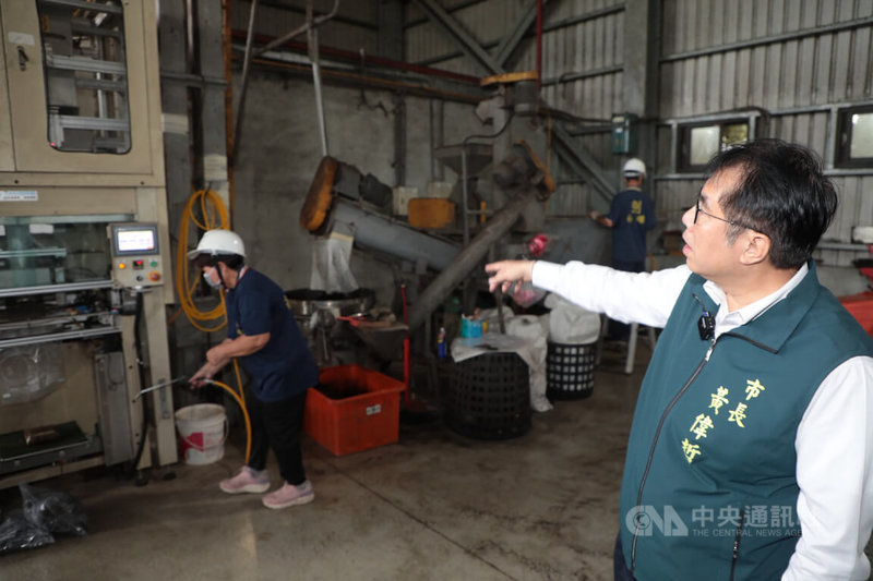 台南市啟動非洲豬瘟防疫應變作為,全面停止廚餘餵豬,台南市長黃偉哲(右)28日前往城西廚餘高速發酵廠視察。中央社記者楊思瑞攝 114年10月28日