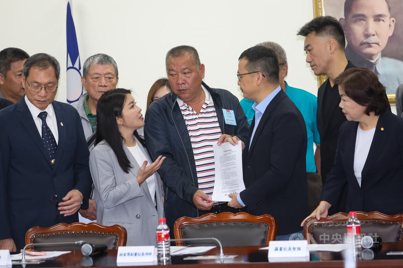 台中市靠海的梧棲區一處養豬場爆發非洲豬瘟疫情,中華民國養豬協會28日拜會國民黨立法院黨團,理事長潘連周(中)與國民黨立委張嘉郡(前左2)等人交換意見。中央社記者吳家昇攝 114年10月28日