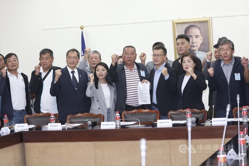 台中市靠海的梧棲區一處養豬場爆發非洲豬瘟疫情,中華民國養豬協會28日拜會國民黨立法院黨團,理事長潘連周(右4)呼口號表達訴求。中央社記者吳家昇攝 114年10月28日