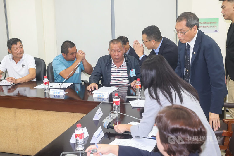 台中市靠海的梧棲區一處養豬場爆發非洲豬瘟疫情,中華民國養豬協會28日拜會國民黨立法院黨團,理事長潘連周(左3)出席與國民黨團成員交換意見。中央社記者吳家昇攝 114年10月28日