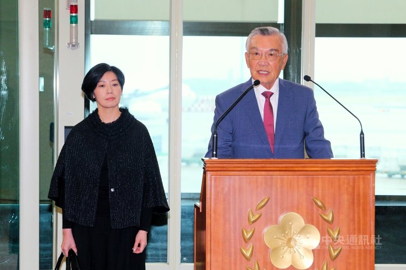 2025APEC領袖會議在韓國慶州舉行,代表總統賴清德出席的領袖代表林信義(右)28日啟程,他表示,將分享說明台灣在各領域特色跟優勢,吸引投資、促進交流,提升台灣在APEC地位。中央社記者吳睿騏桃園機場攝 114年10月28日