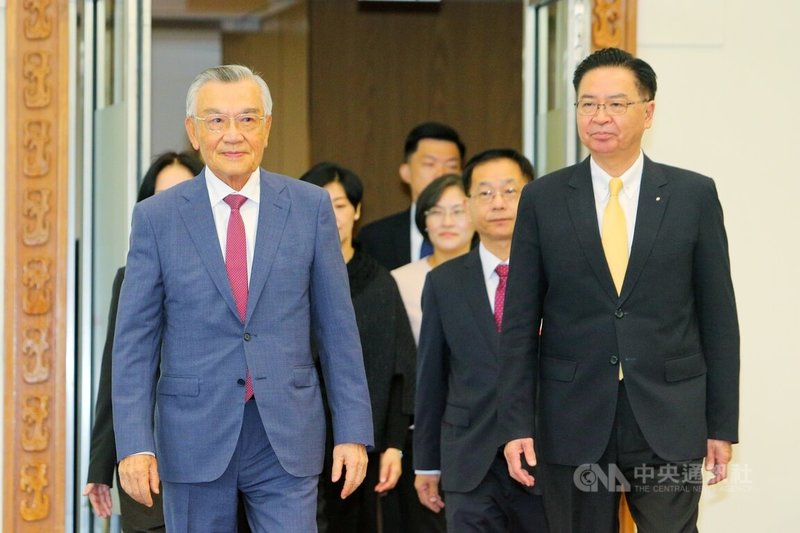 2025APEC領袖會議在韓國慶州舉行,代表總統賴清德出席的領袖代表林信義(前排左)28日啟程,國安會秘書長吳釗燮(前排右)也前往桃園國際機場送機。中央社記者吳睿騏桃園機場攝 114年10月28日