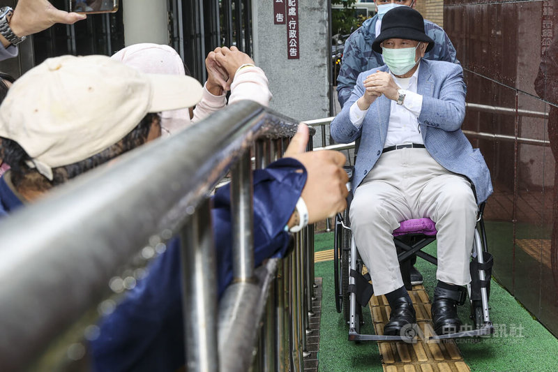 台北地方法院審理京華城及柯文哲政治獻金案,威京集團主席沈慶京(右)28日午後出庭應訊。中央社記者鄭清元攝 114年10月28日