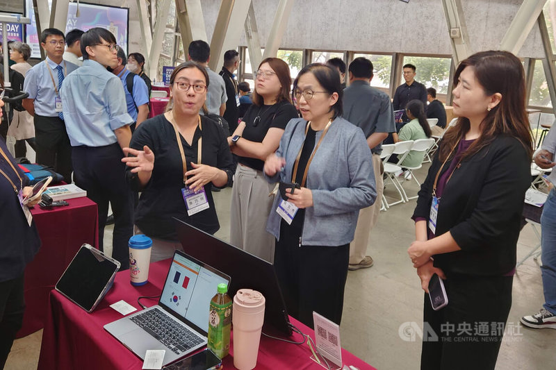數位發展部數位產業署28日在成功大學舉辦2025 DEMO DAY復健科技與智慧醫療產業AI化交流媒合會,數發部次長侯宜秀(前右2)參觀廠商展出攤位。中央社記者楊思瑞攝 114年10月28日