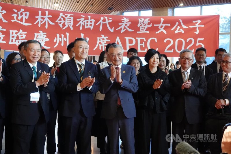 APEC領袖代表林信義28日下午抵達位於韓國慶州的下榻飯店,與當地僑胞寒暄合照。中央社記者廖禹揚慶州攝 114年10月28日